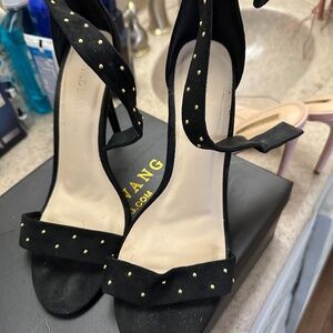 Black and gold heeld